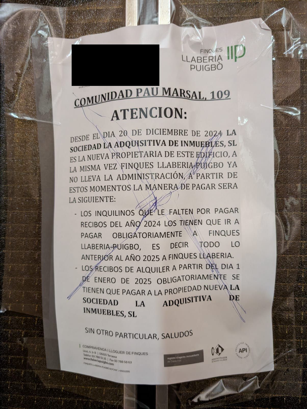 Aviso de Finques Llaberia Puigbó en la puerta del 109
